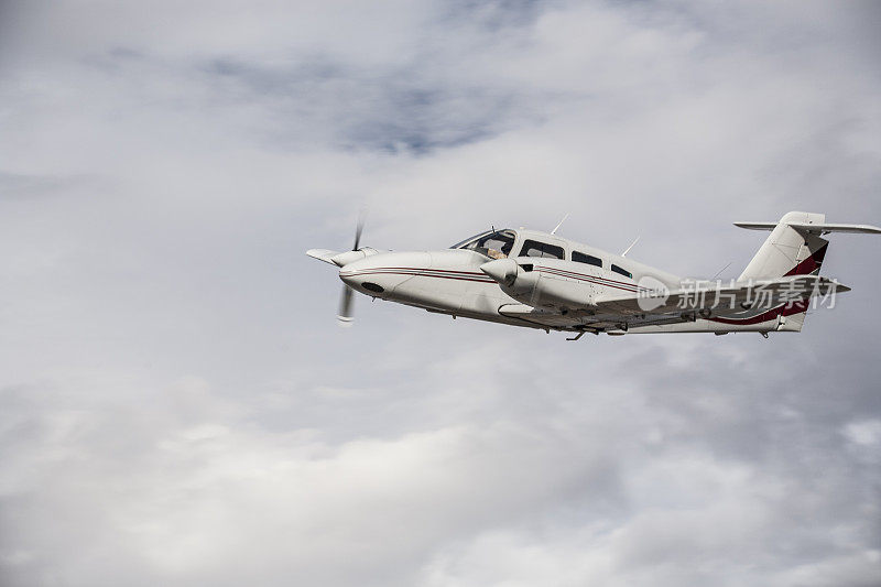 Piper PA-44-180T双引擎飞机，位于美国加利福尼亚州主教机场(KBIH)